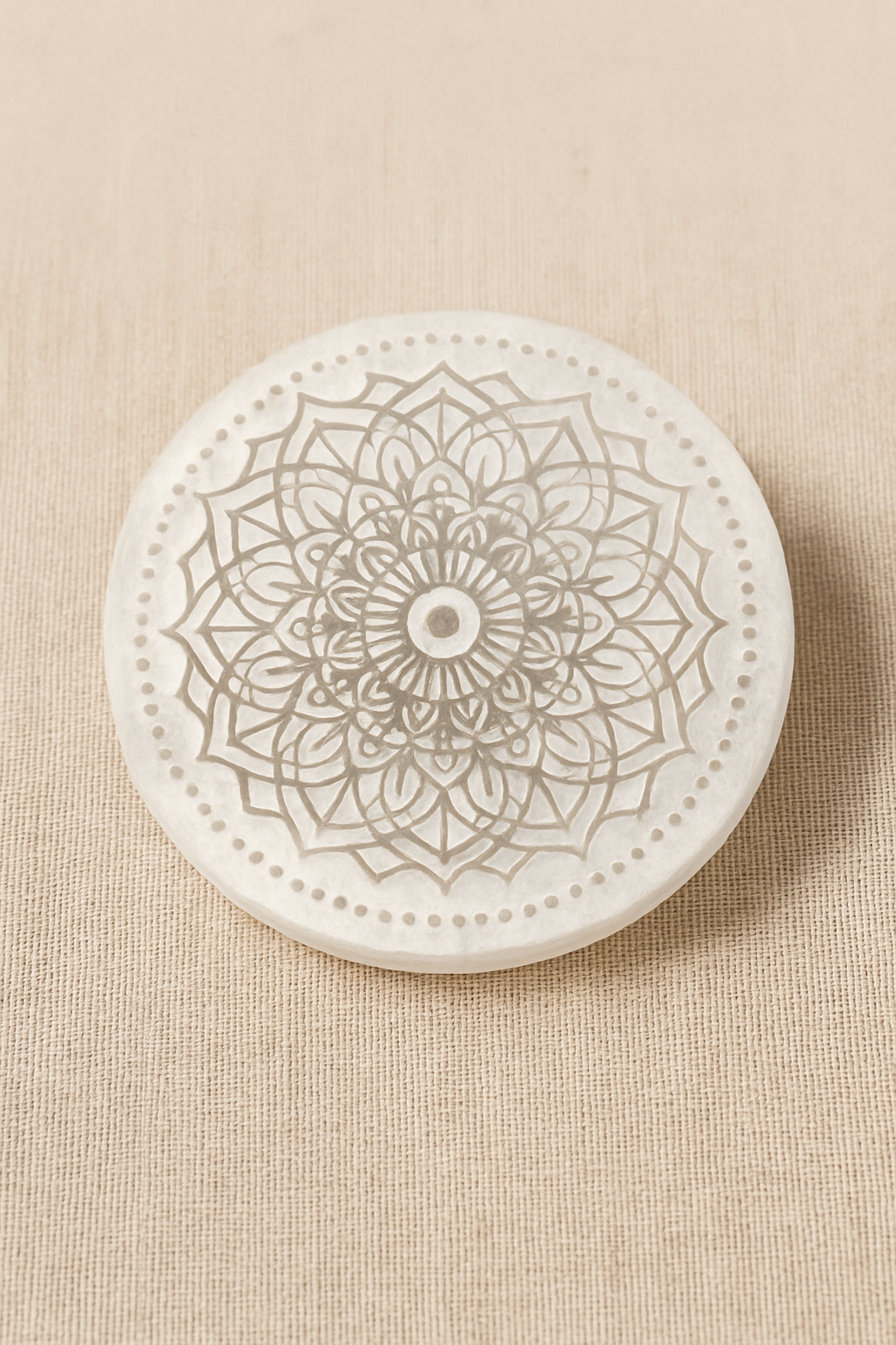 Placa Circular de Selenita Grabada (Varios diseños)