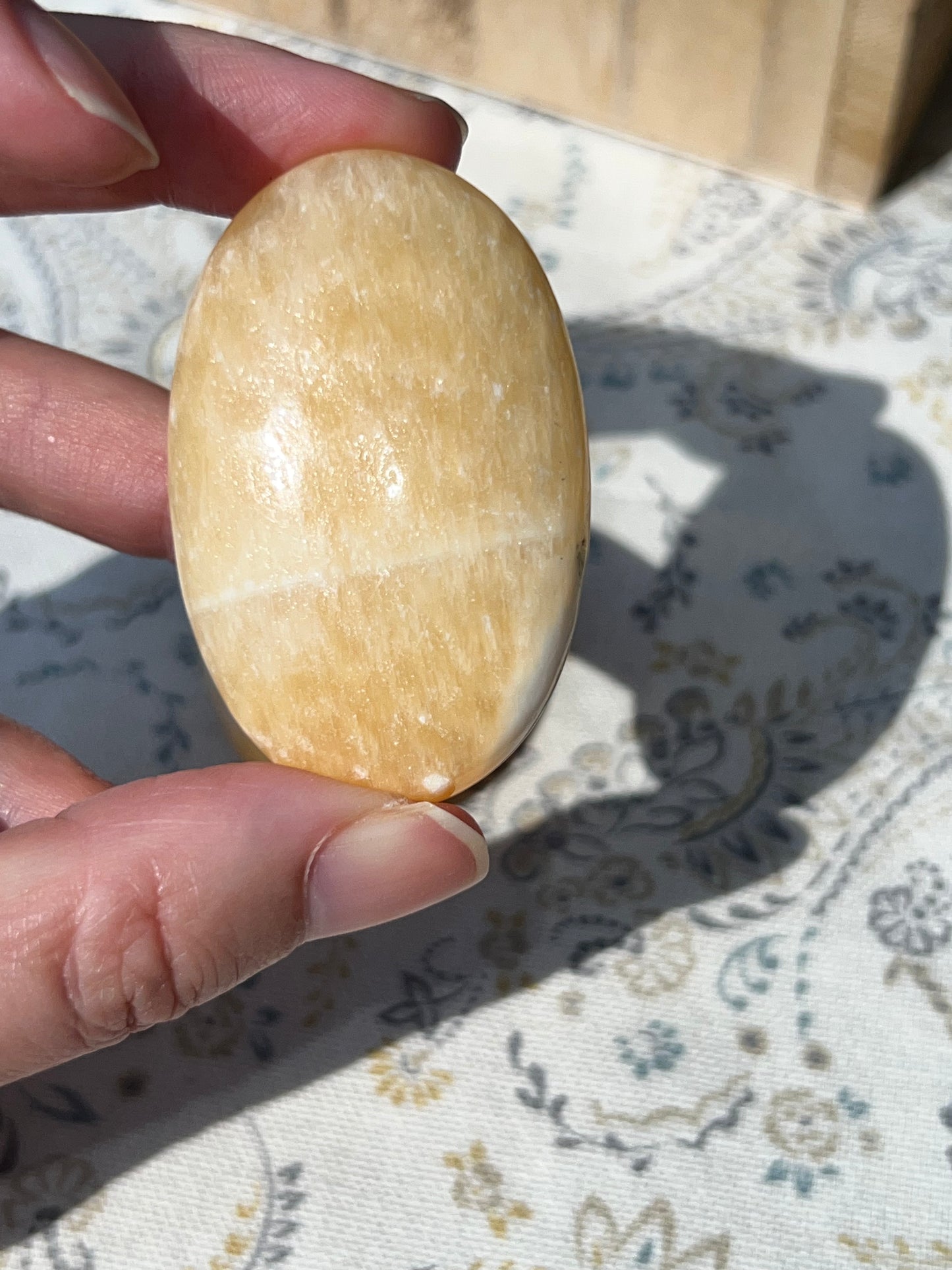 Piedra de Palma/Palm Stone de Calcita Amarilla - Amatena Cristales