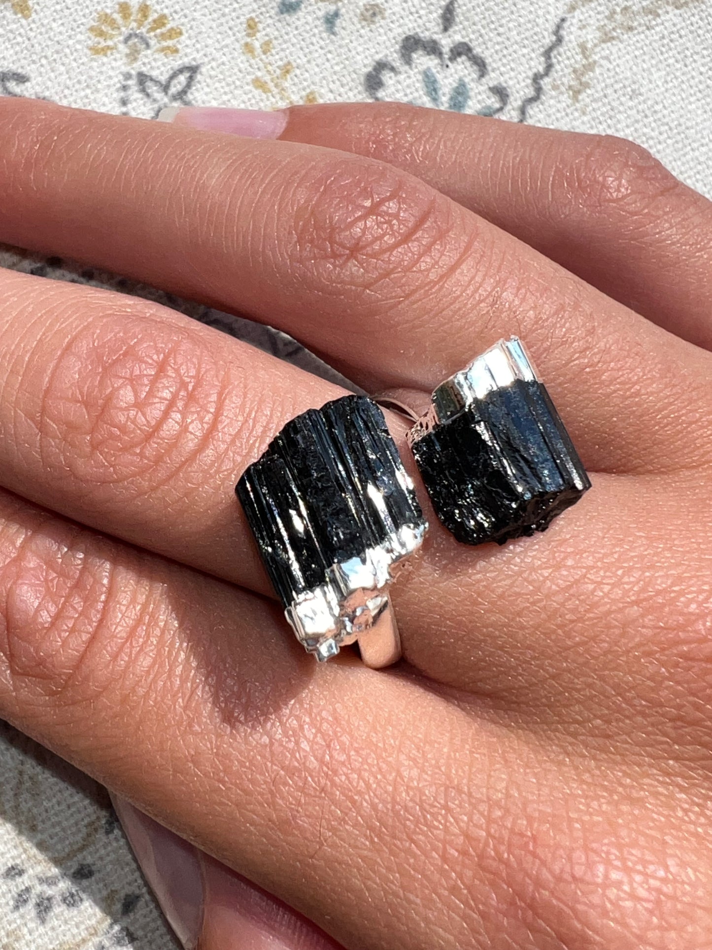 Anillo de Turmalina en Bruto - Amatena Cristales (Ajustable)