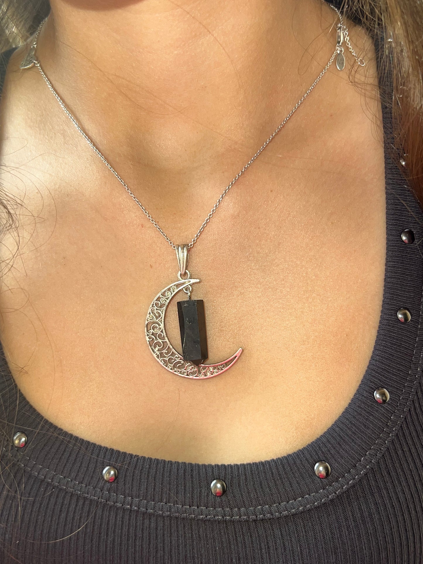 Colgante Luna con Punta de Shungit (Baño de Plata) + cordón
