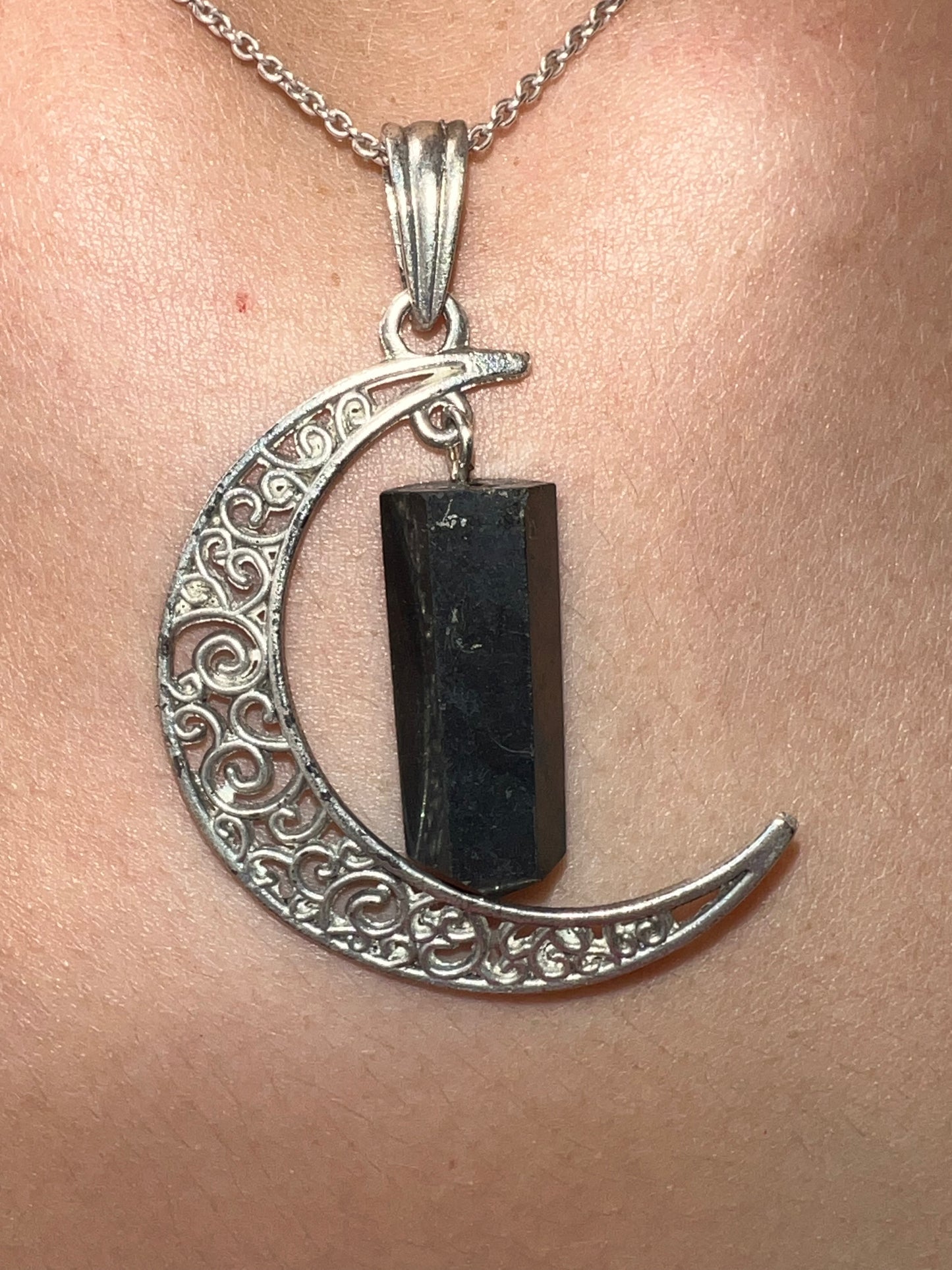 Colgante Luna con Punta de Shungit (Baño de Plata) + cordón