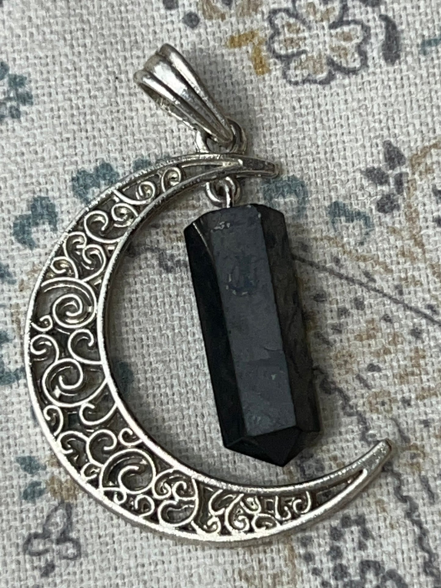 Colgante Luna con Punta de Shungit (Baño de Plata) + cordón