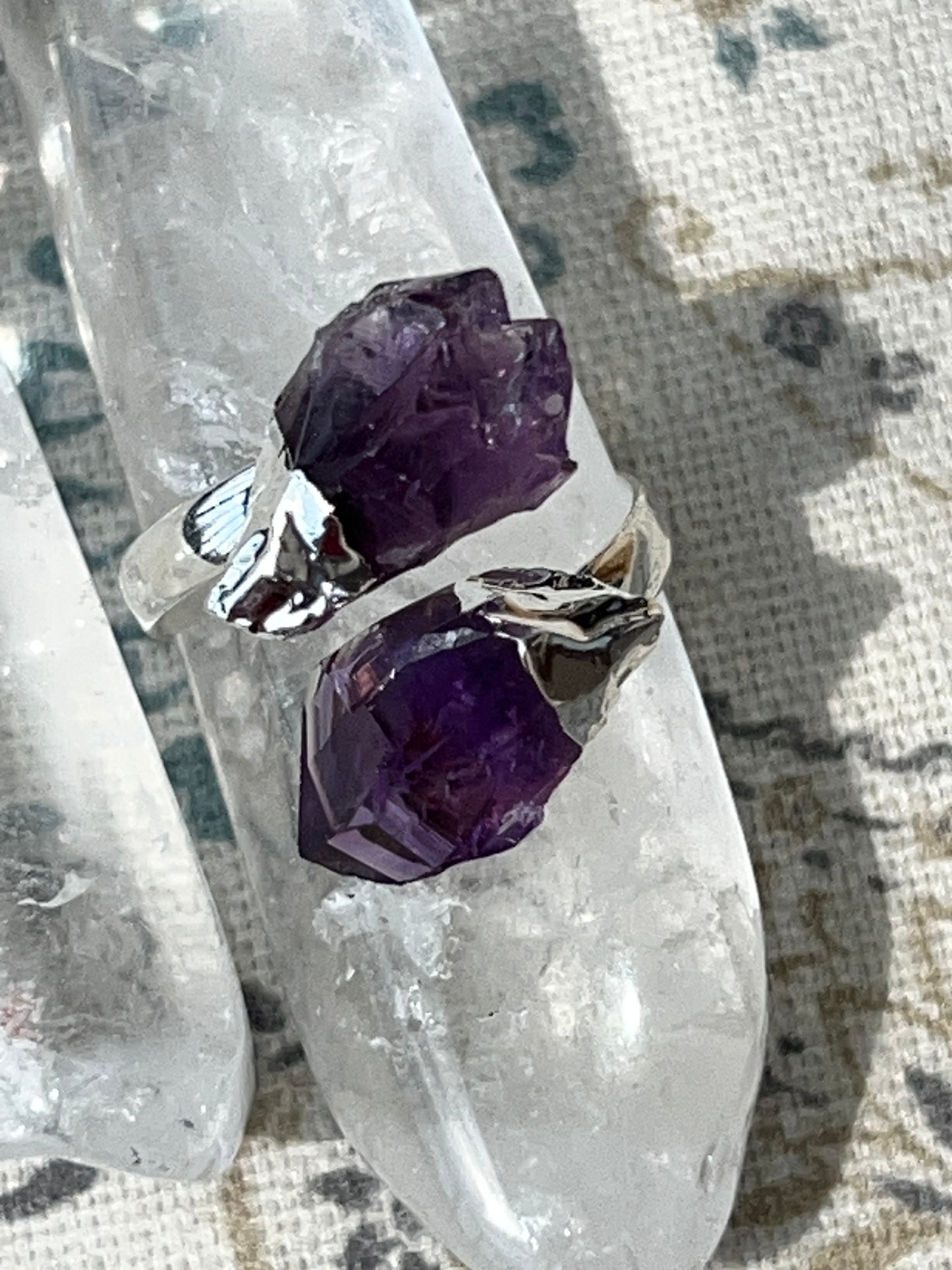 Anillo de Amatista en Bruto - Amatena Cristales (Ajustable)