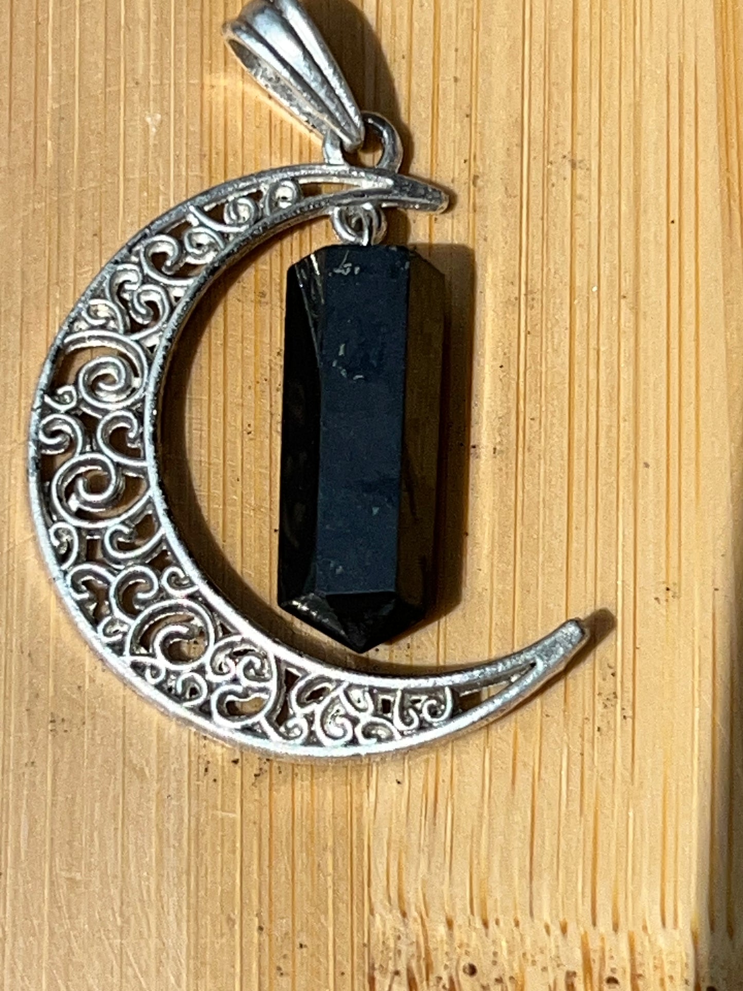 Colgante Luna con Punta de Shungit (Baño de Plata) + cordón