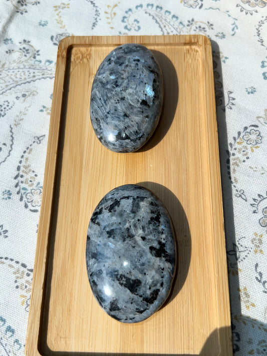 Piedra de Palma/Palm Stone de Larvikita - Amatena Cristales (vídeo al final)