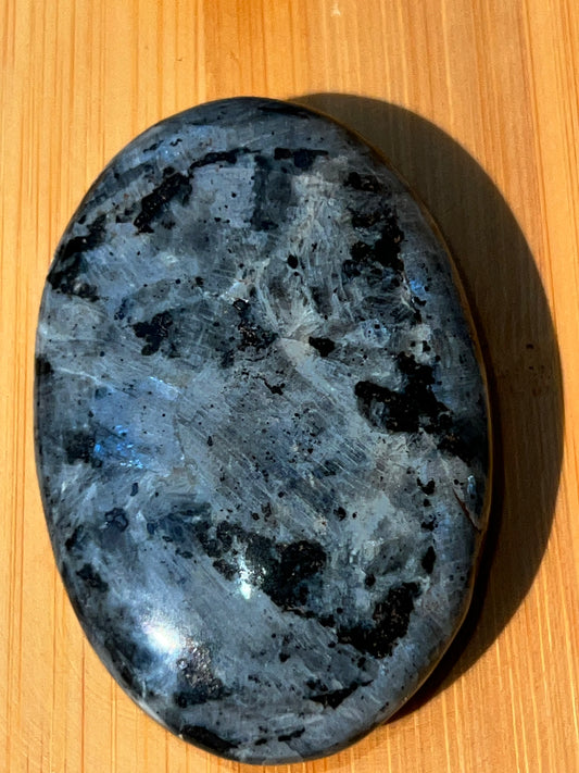 Piedra de Palma/Palm Stone de Larvikita - Amatena Cristales (vídeo al final)