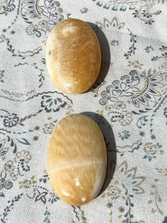 Piedra de Palma/Palm Stone de Calcita Amarilla - Amatena Cristales