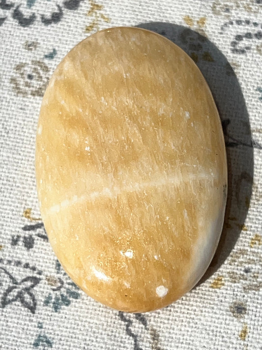Piedra de Palma/Palm Stone de Calcita Amarilla - Amatena Cristales