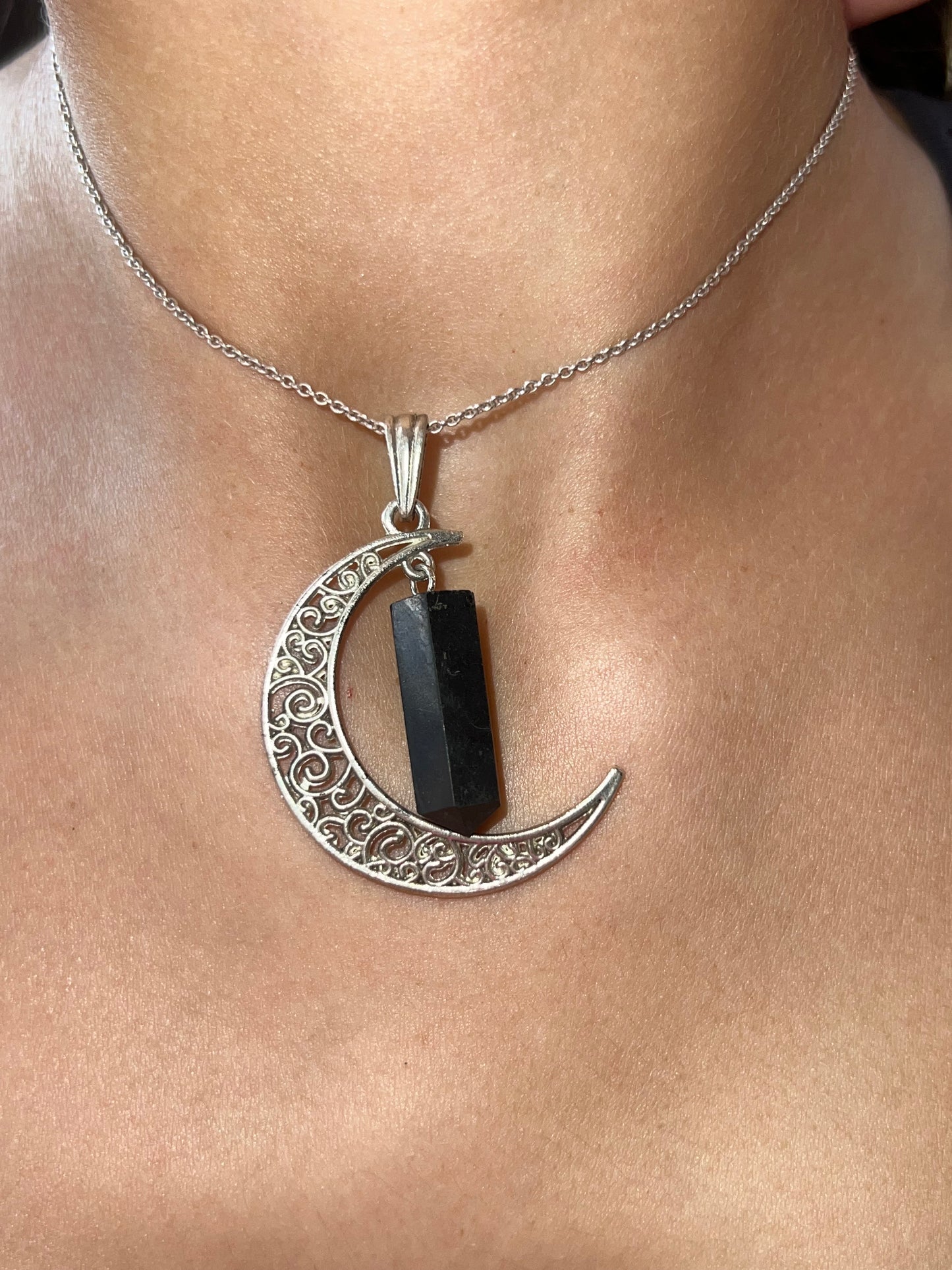Colgante Luna con Punta de Shungit (Baño de Plata) + cordón